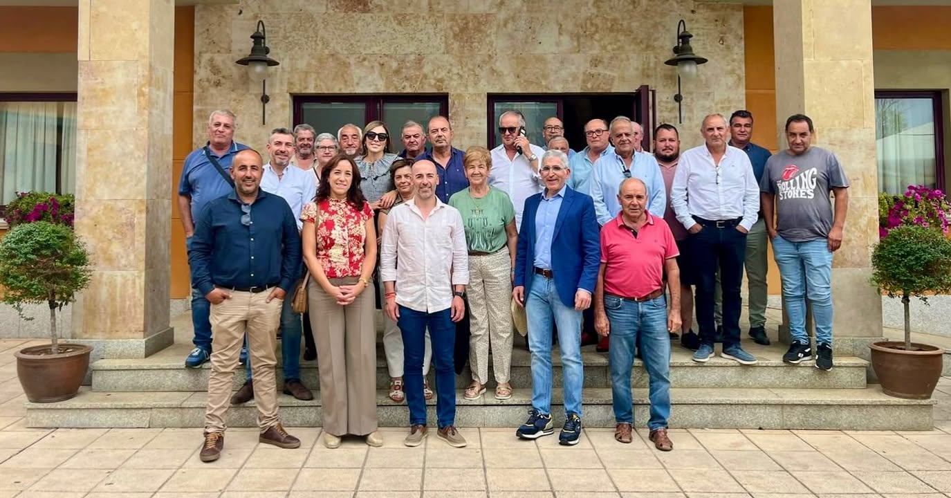 Grupo de personas en un encuentro en Tamames para la Mancomunidad Las Dehesas