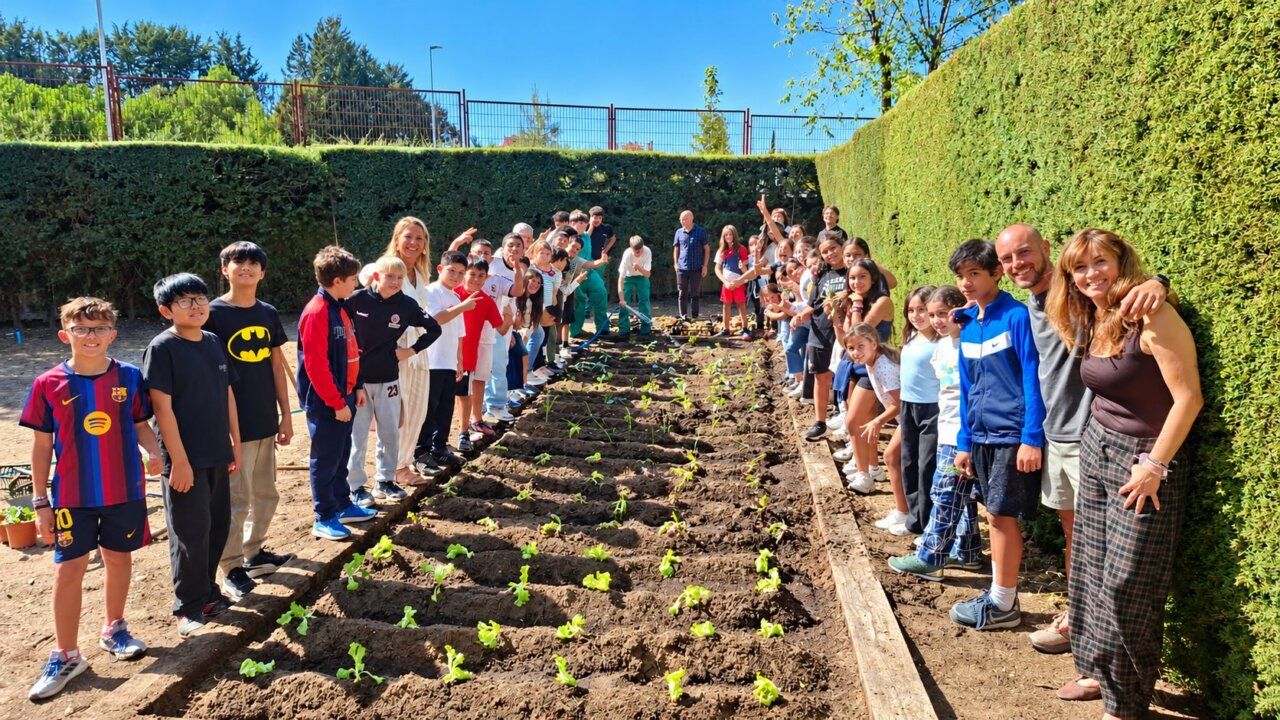 Grupo de escolares participando en un taller de educación ambiental en Salamanca.