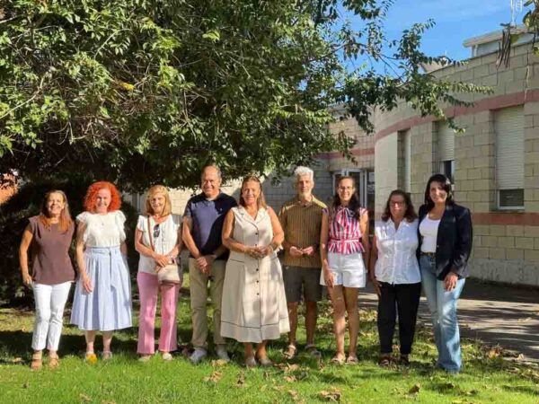 Grupo de personas en la escuela de idiomas en Santa Marta