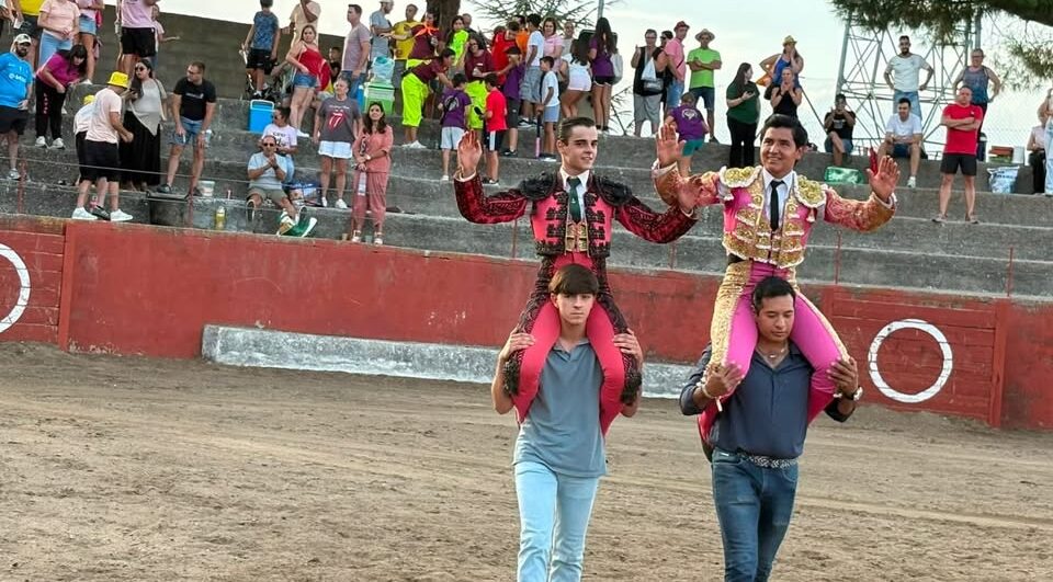 Alumnos de la Escuela de Tauromaquia celebrando en un evento en Salamanca