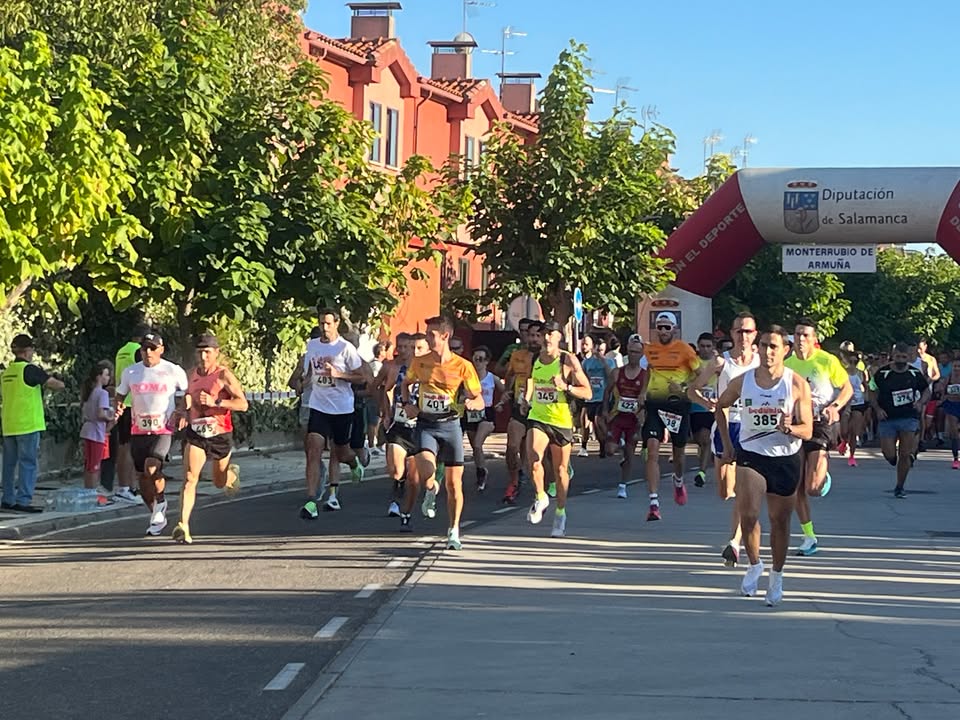 Corredores compitiendo en la 12+5 Carrera Urbana de Monterrubio de Armuña