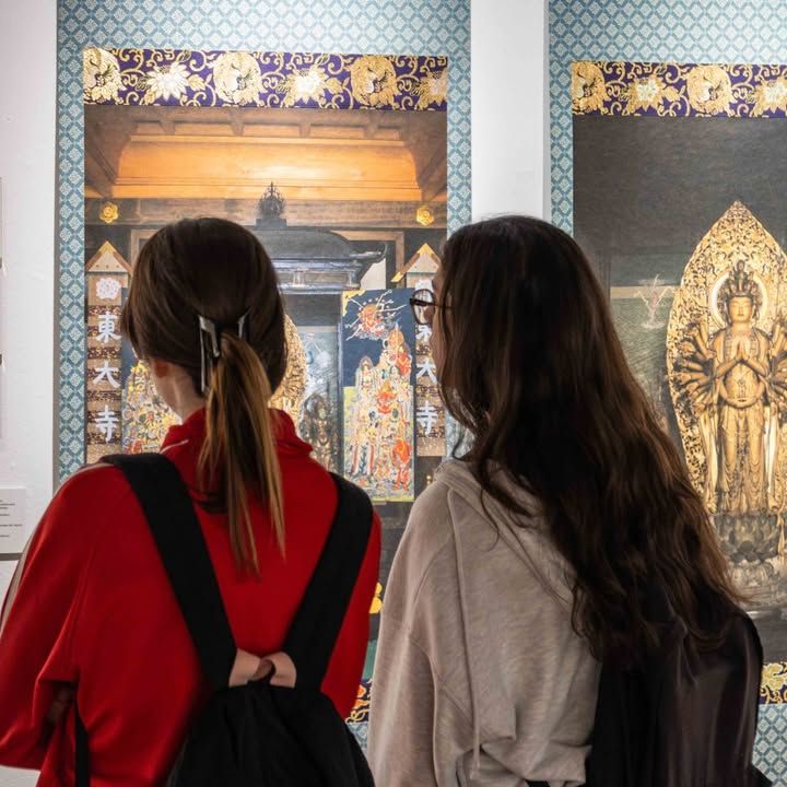 Visitantes observando obras de la exposición de Miro Ito en la USAL