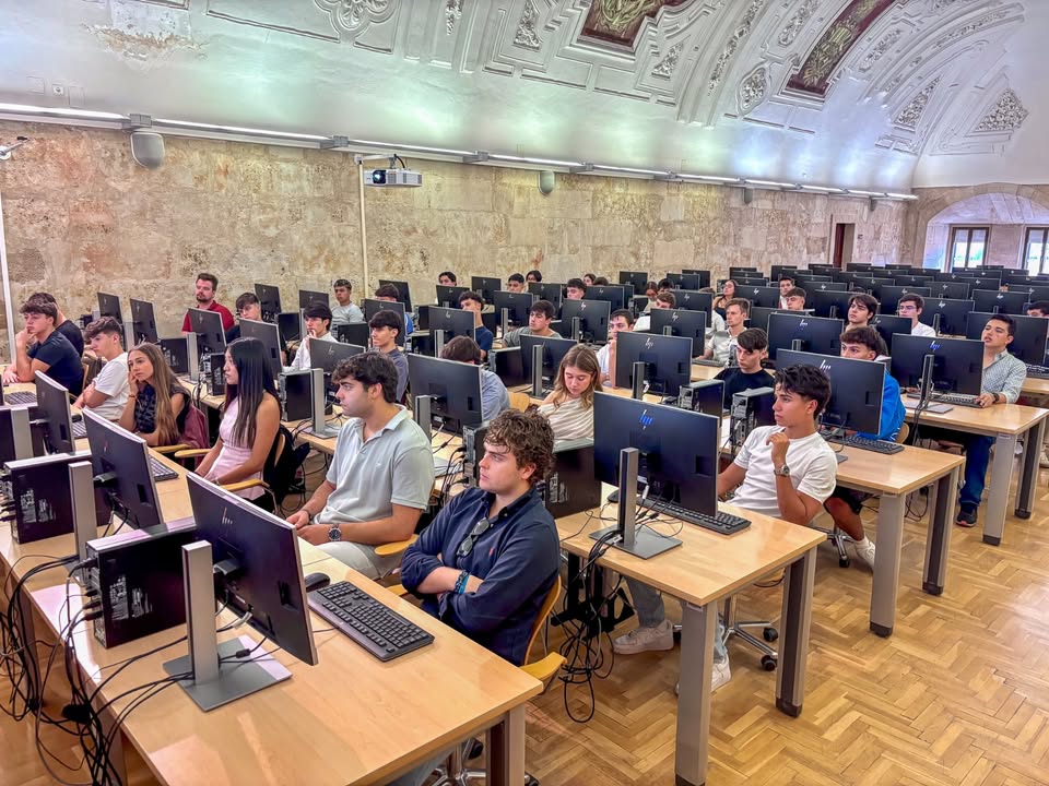 Estudiantes en aula de informática en la Facultad de UPSA