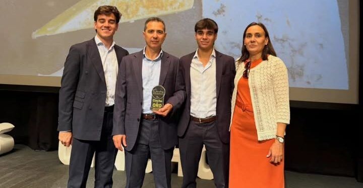 La familia Navas posando con el Cincho de Oro 2026 en ceremonia