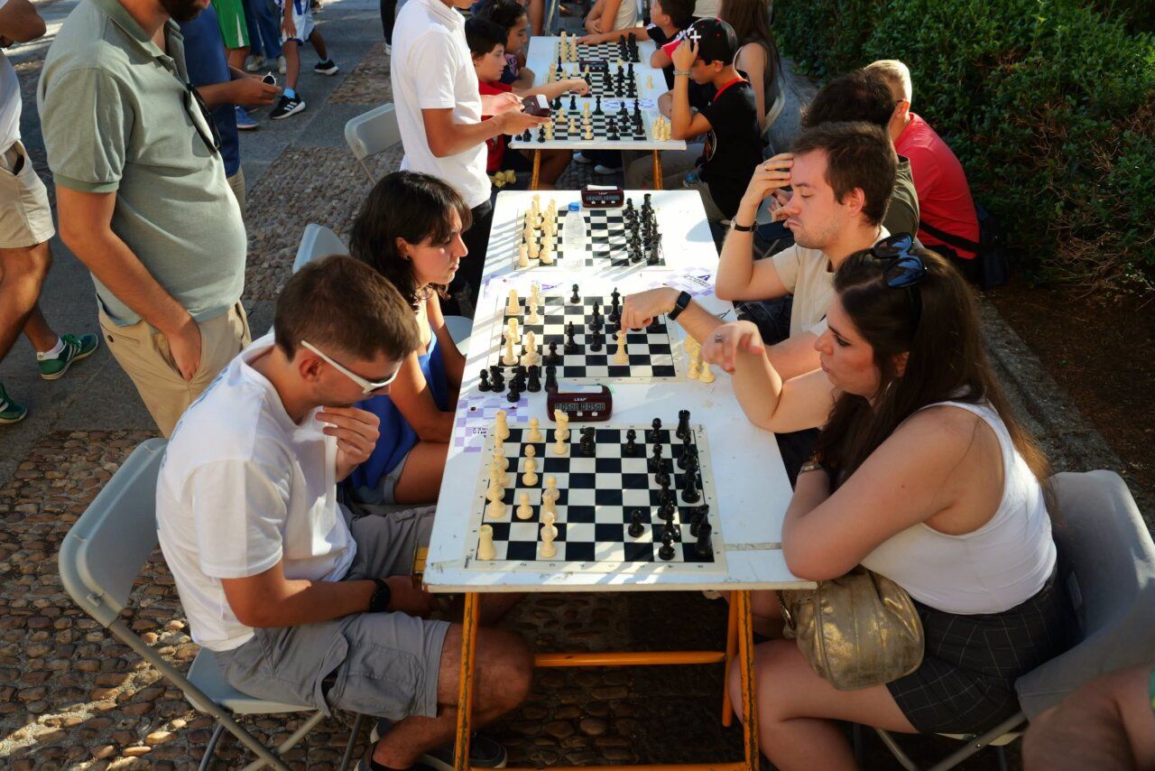 Participantes jugando ajedrez en la Feria del Ajedrez en la Plaza de Anaya
