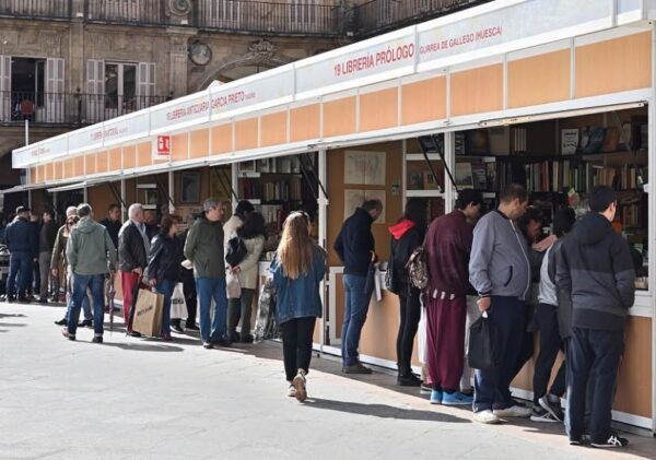 Personas visitando casetas en la Feria del Libro en Salamanca
