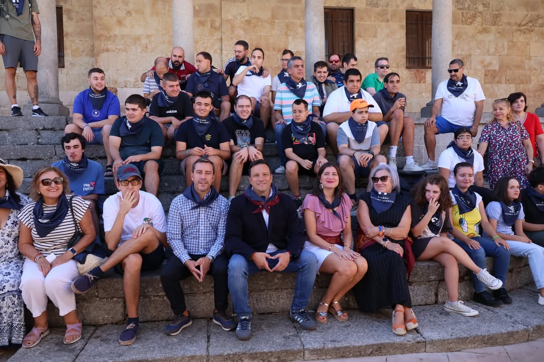Grupo de personas participando en la feria solidaria en Salamanca