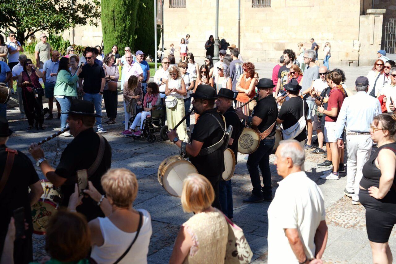 Grupo de músicos en las Ferias de Salamanca 2026 con público disfrutando.