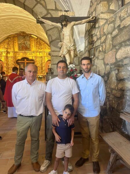 Grupo de personas en la ermita durante la Fiesta del Cristo del Monte en Alaraz