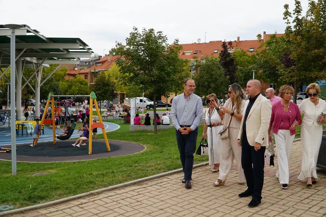 Fiestas en el barrio de Huerta Otea con autoridades locales y vecinos disfrutando.