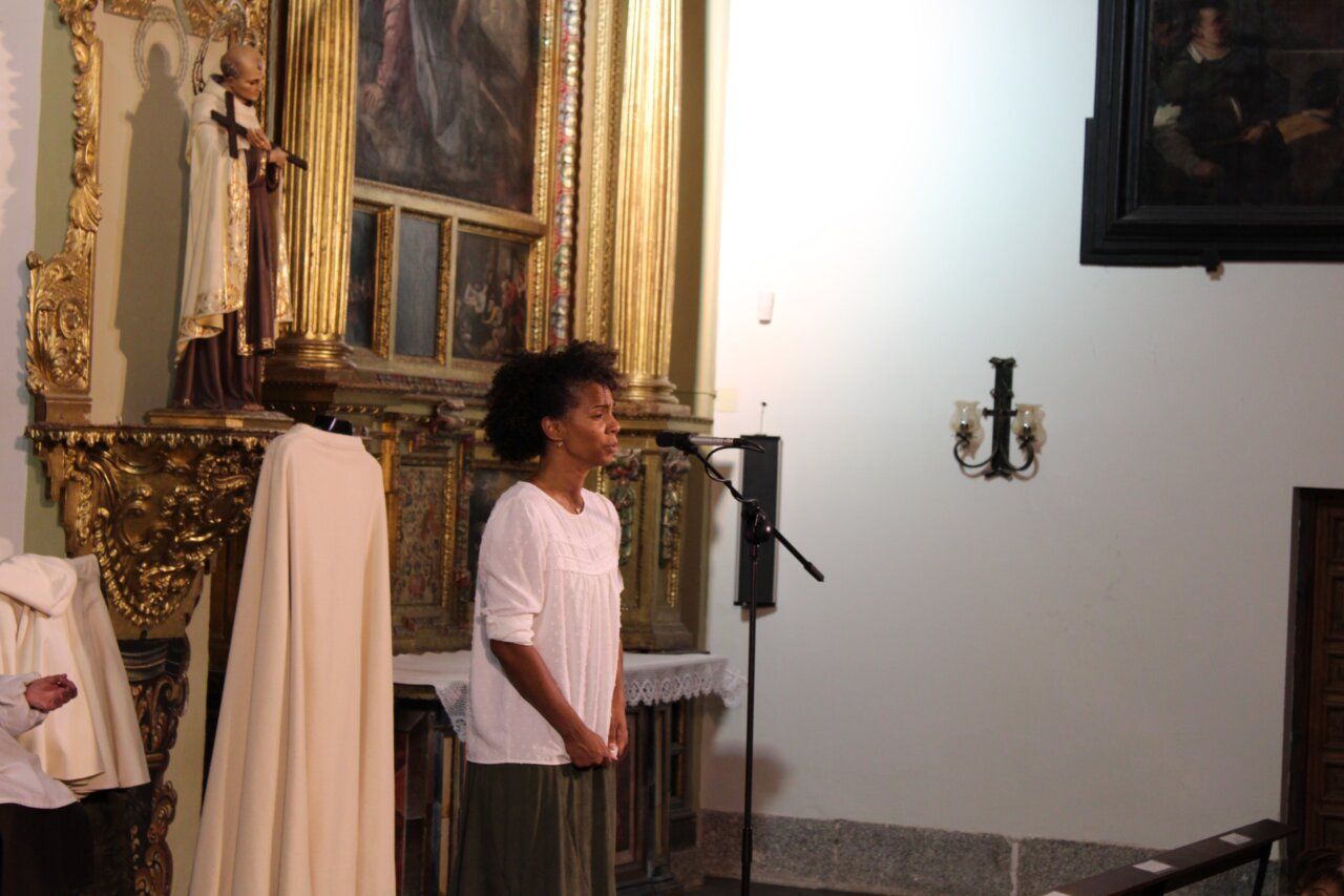 Mujer actuando en un escenario durante las fiestas de San Miguel