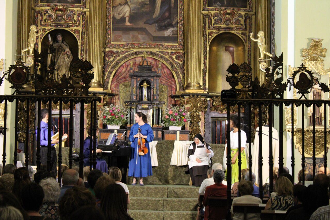 Representación teatral en la Iglesia de las RR. MM. Carmelitas durante las Fiestas de San Miguel