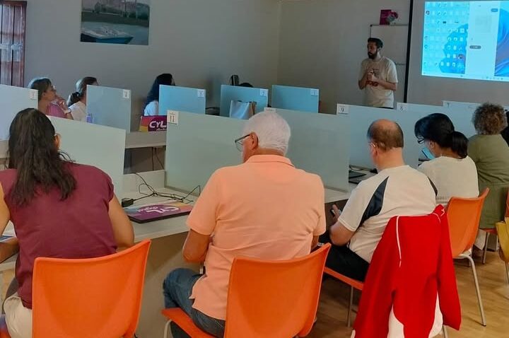 Asistentes en un taller sobre herramientas de Google en Alba de Tormes