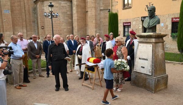 Homenaje a José Tomás de Mazarrasa con ofrenda floral y asistentes