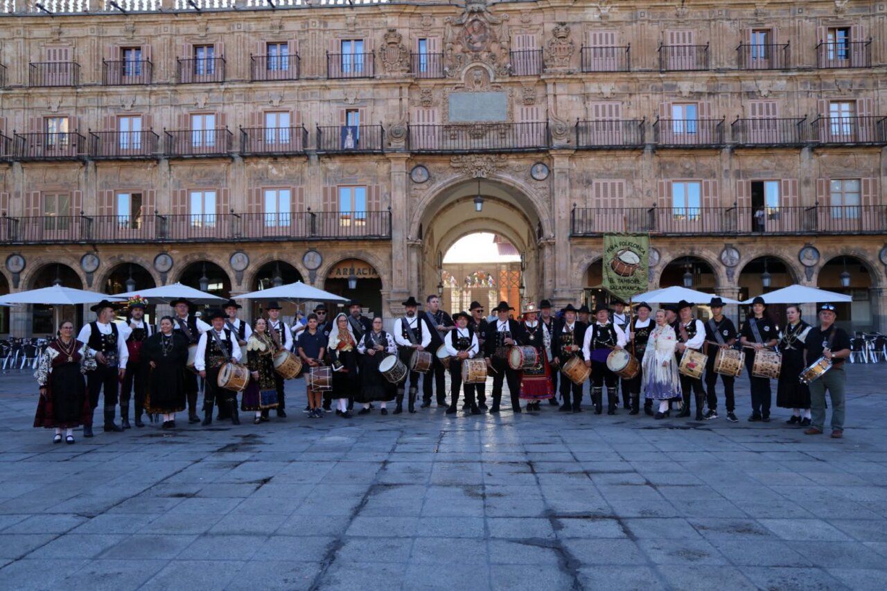 Grupo de músicos en la Plaza Mayor de Salamanca durante un homenaje