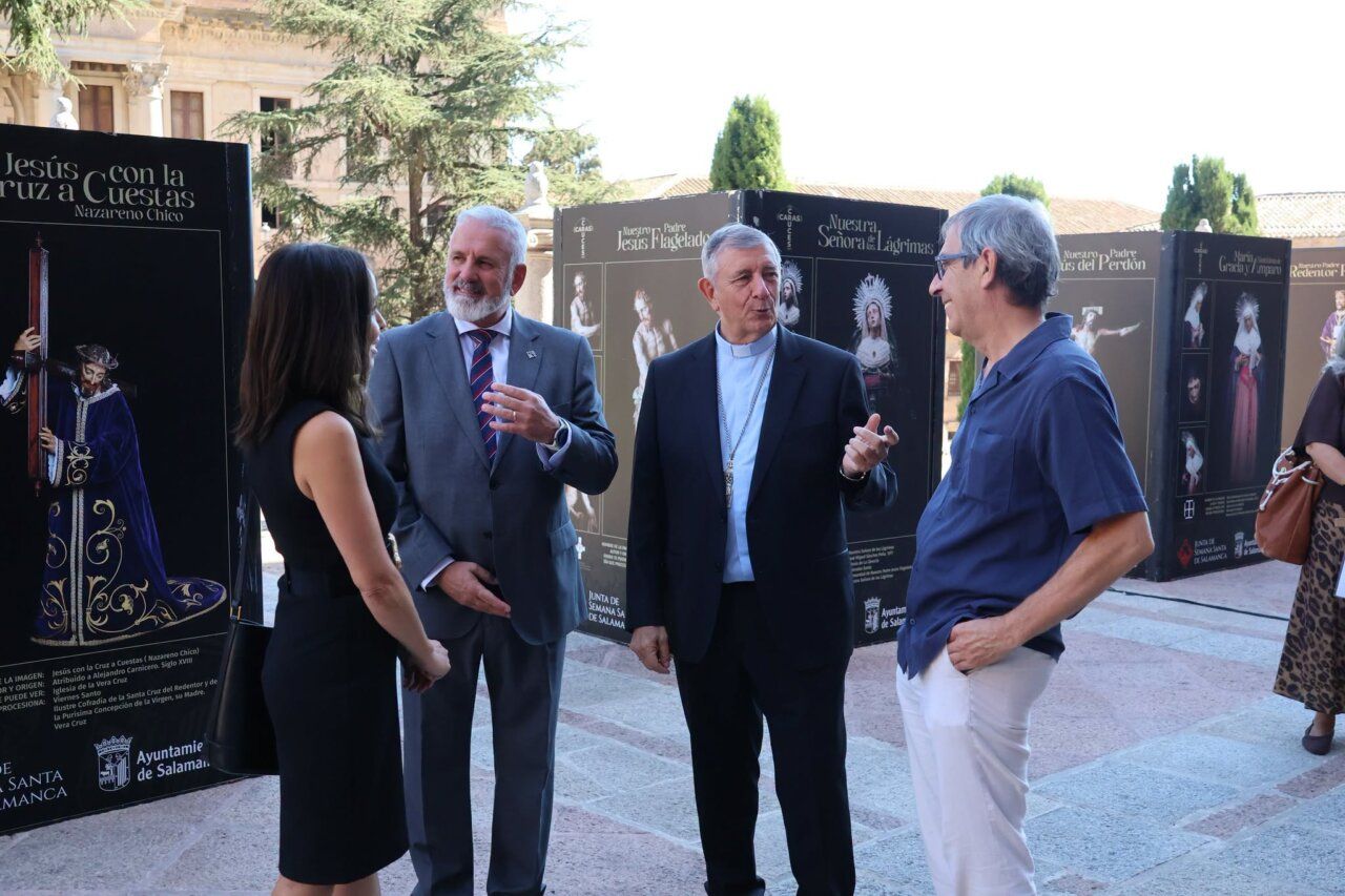 Inauguración de la exposición Caras y Cruces en Salamanca con asistentes conversando.