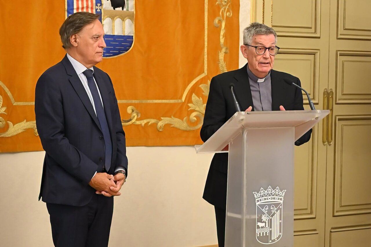 El decano de la Rota Romana habla en la inauguración del simposio en Salamanca