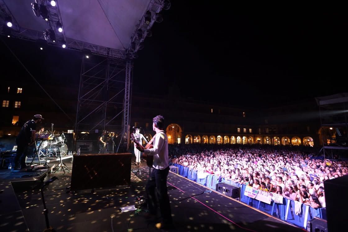 Íñigo Quintero actuando en la Plaza Mayor de Salamanca ante una multitud.