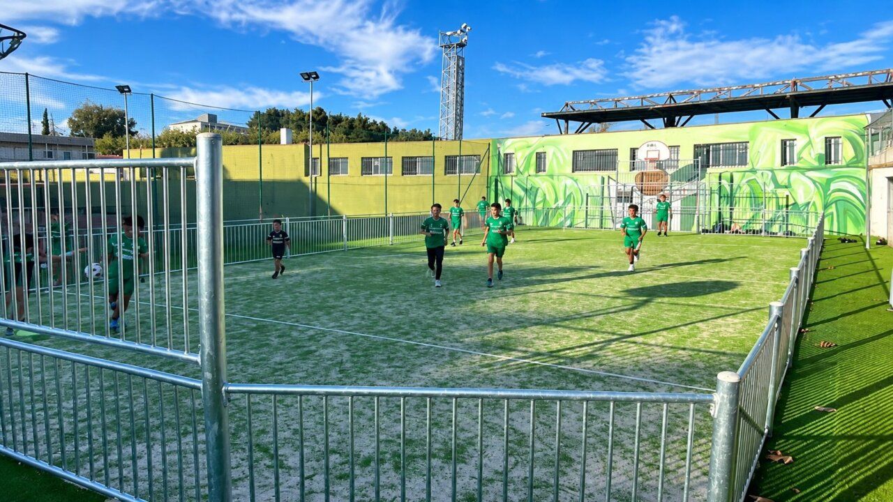 Niños jugando al fútbol en la Escuela Municipal de Deportes de Guijuelo