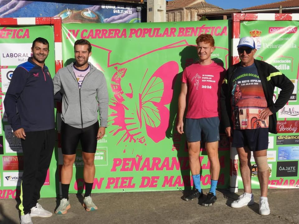 Cuatro participantes posando en la IV Carrera Popular Benéfica de Peñarandilla