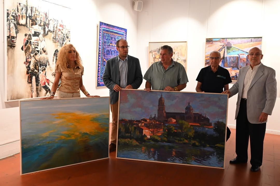 José Antonio Martín Santos con su obra en el Certamen de Artes Plásticas