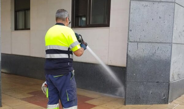 Trabajador limpiando la calle en Carbajosa de la Sagrada.