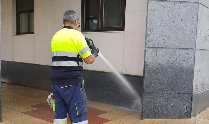 Trabajador limpiando la calle en Carbajosa de la Sagrada.