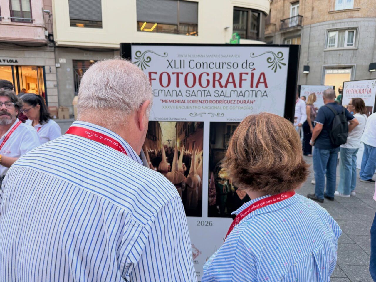 Personas observando la exposición del concurso de fotografía de Semana Santa en Salamanca