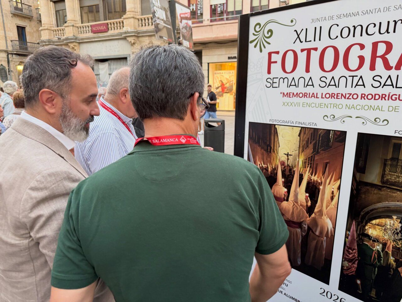 Personas observando la exposición del LXII Concurso de Fotografía de la Semana Santa