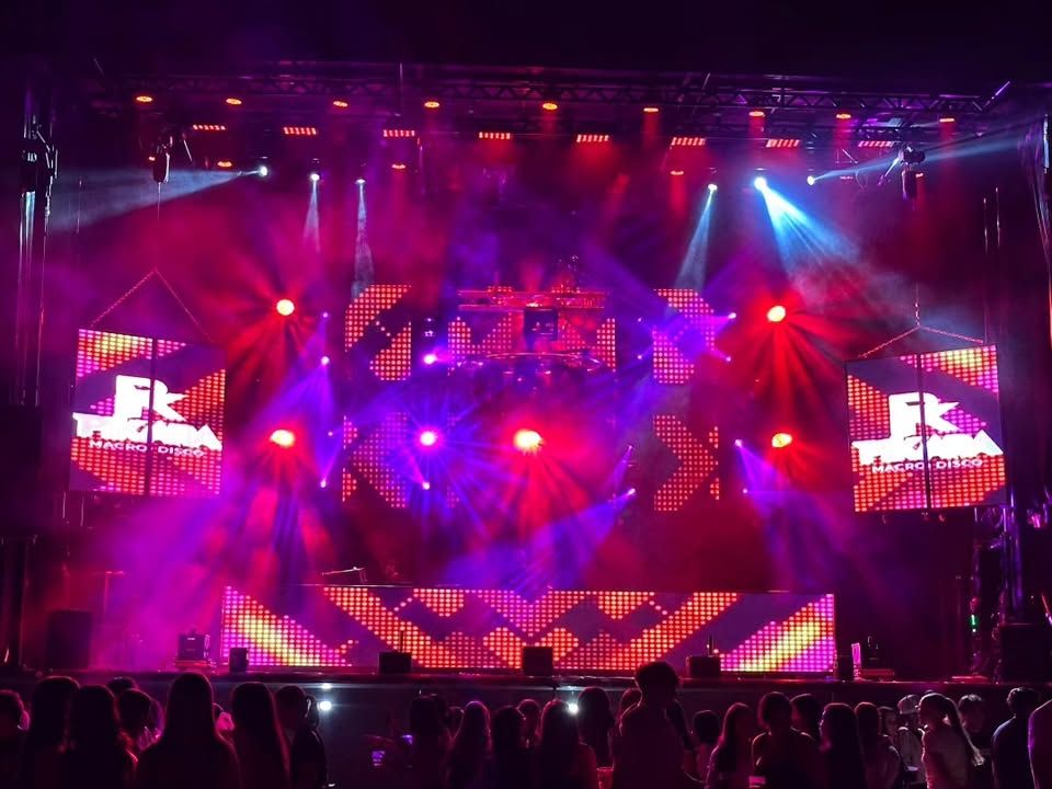 Escenario iluminado con luces de colores en la Macrodisco Pikara