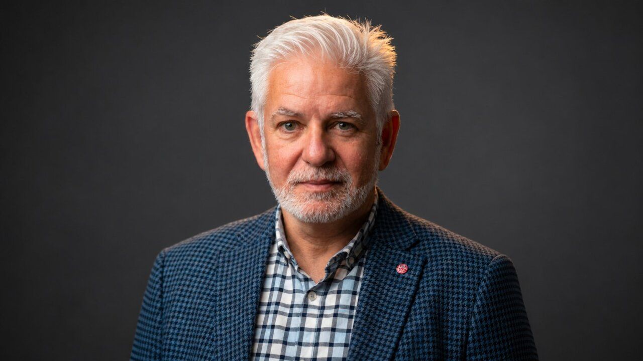 Marcelino Muñoz, candidato del PSOE en Salamanca, posando para la foto.