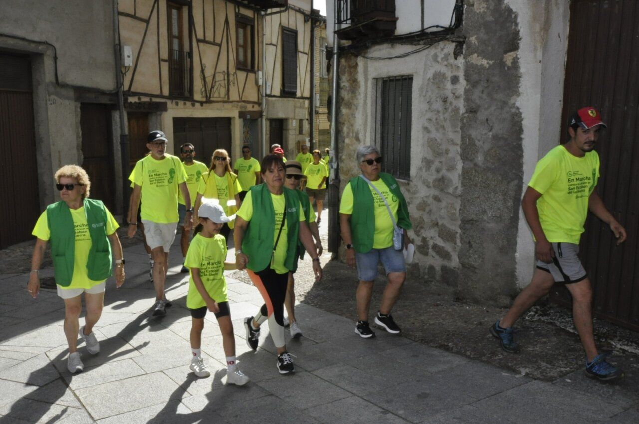 Participantes de la marcha solidaria contra el cáncer en San Esteban de la Sierra