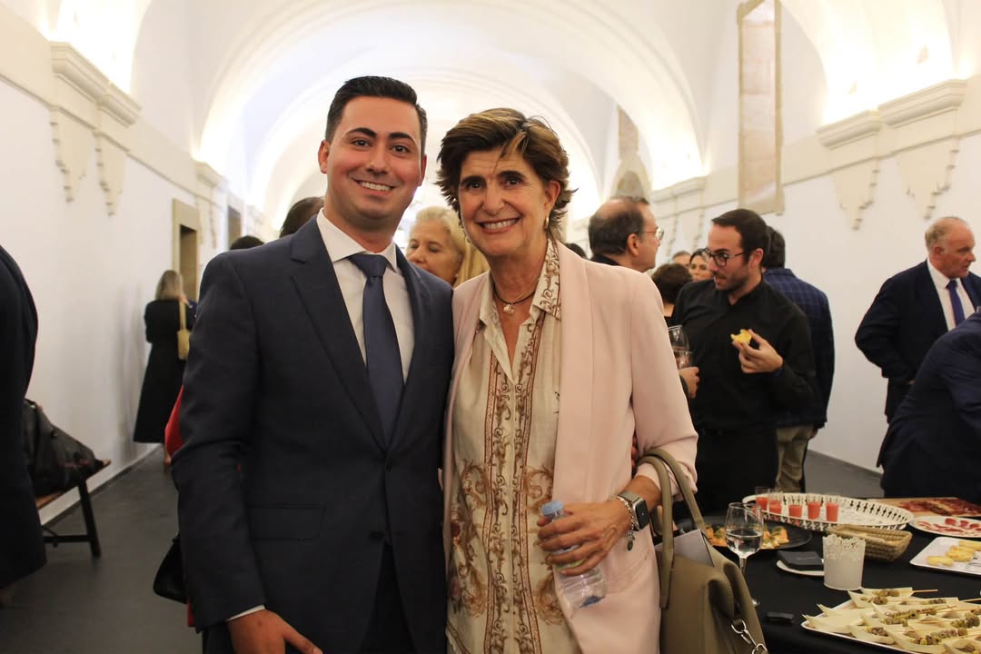 María San Gil recibiendo la Medalla de Oro en Salamanca