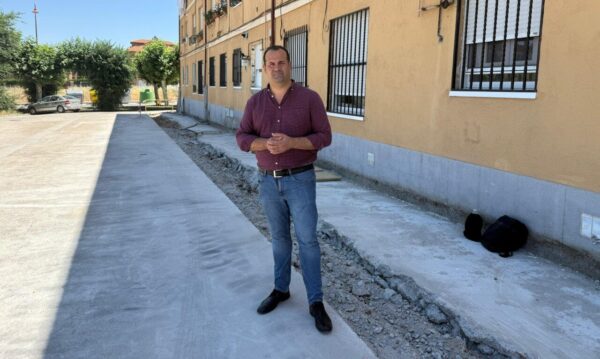 Hombre junto al nuevo acerado en la calle Cañamares de Santa Marta de Tormes