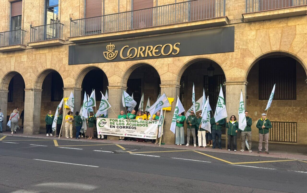 Concentración del sindicato CSIF frente a la oficina de Correos en Salamanca.