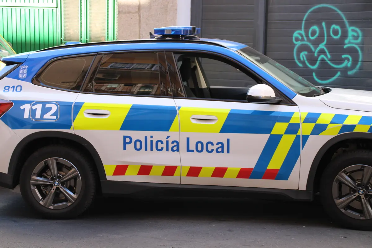Vehículo de policía local en la escena de un accidente de tráfico