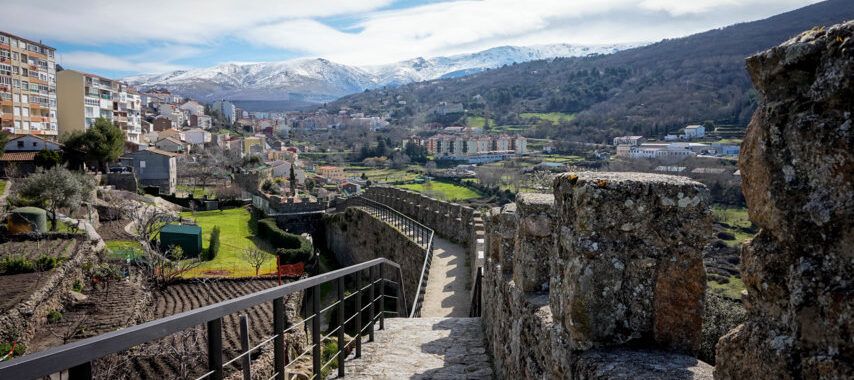 Vista de la muralla de Béjar con montañas al fondo