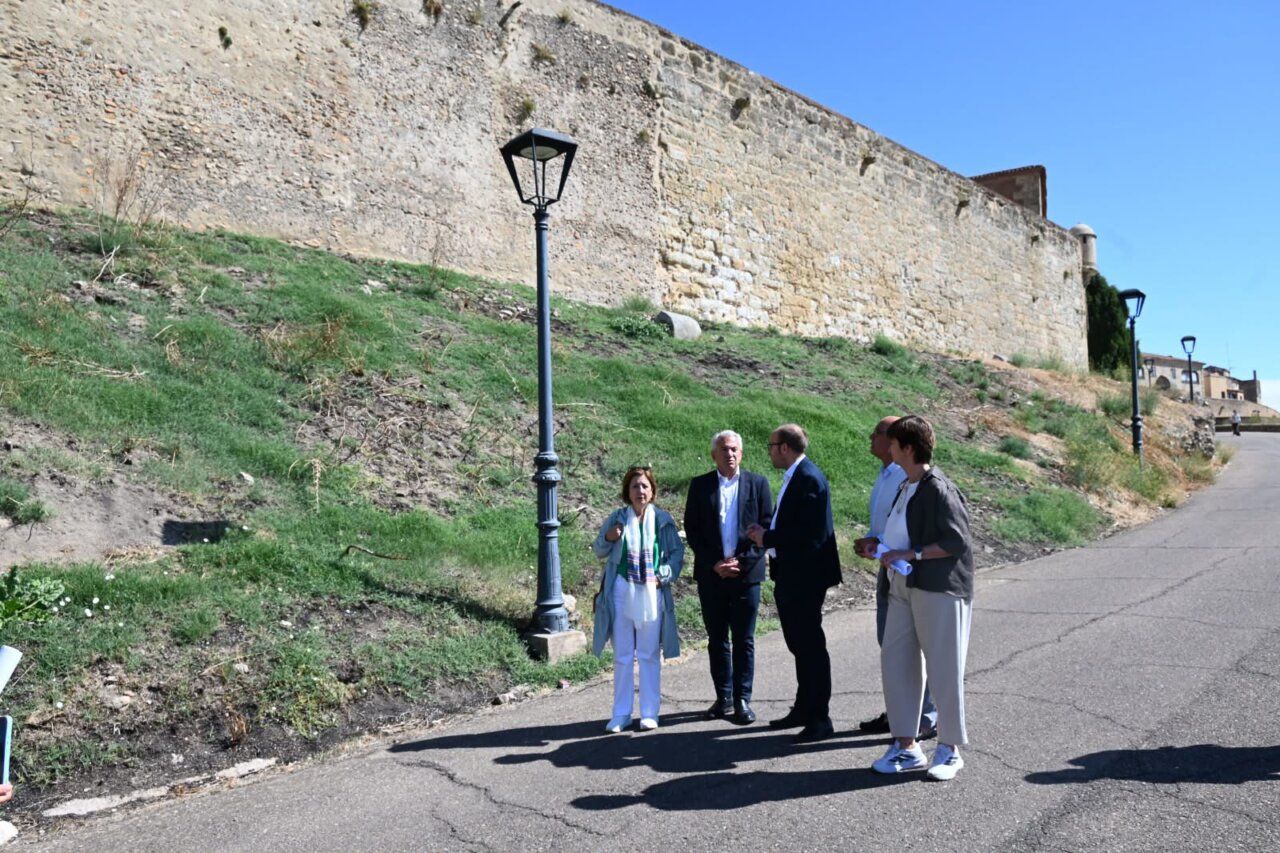Visita a la muralla de Ciudad Rodrigo con funcionarios y paisaje urbano