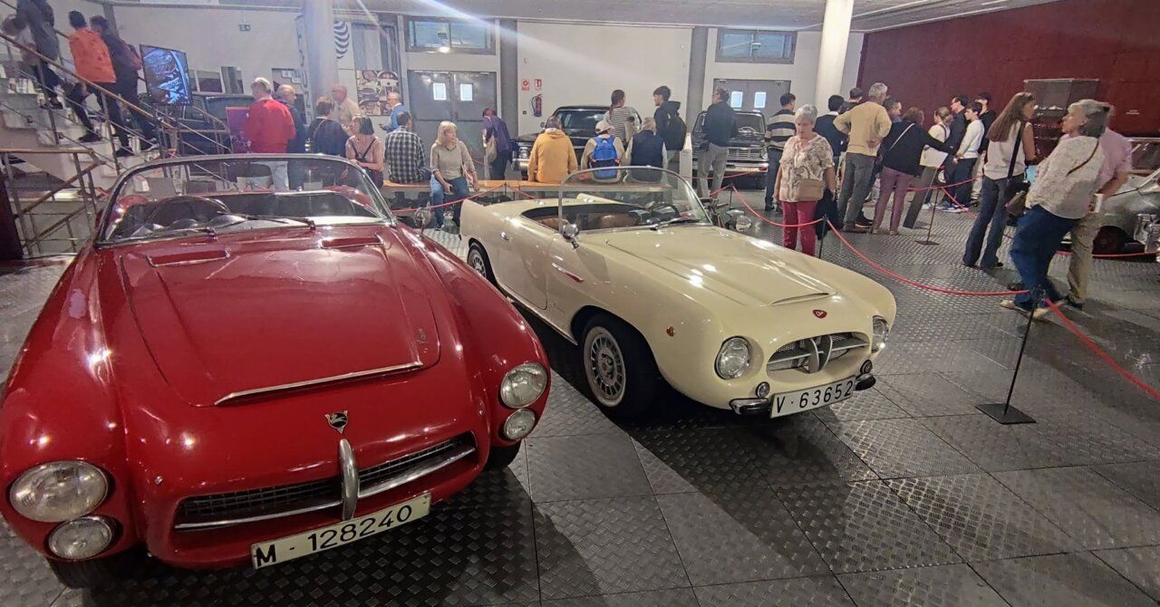 Exposición de coches clásicos en el Museo de Historia de la Automoción