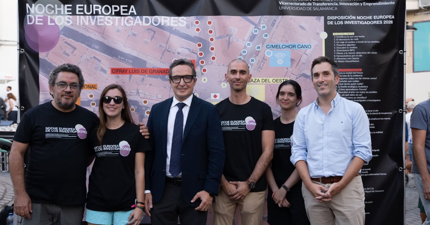 Grupo de investigadores en la Noche Europea de los Investigadores en Salamanca