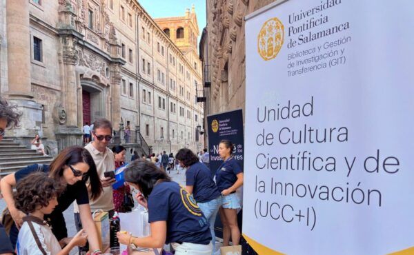Personas interactuando en la Noche Europea de los Investigadores en Salamanca