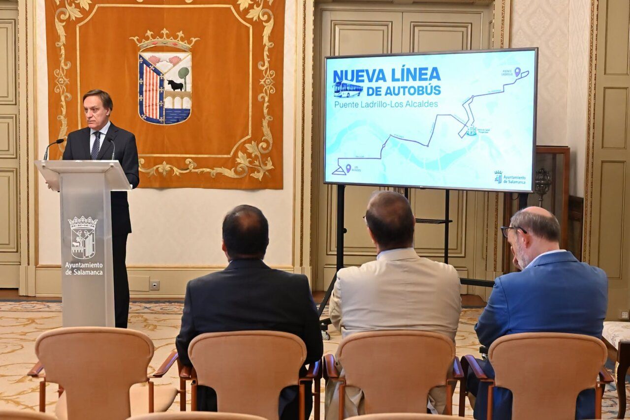 Presentación de la nueva línea de autobús entre Puente Ladrillo y Los Alcaldes en Salamanca