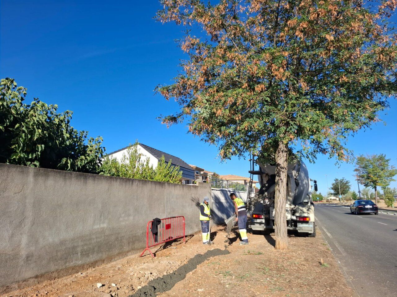 Trabajadores realizando obras de mejora en Albahonda 1