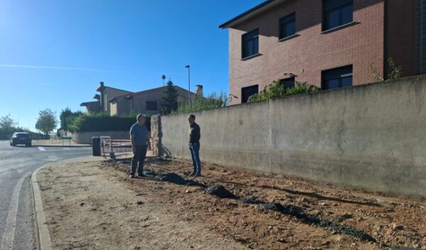 Trabajadores discutiendo sobre las obras de mejora en Albahonda 1