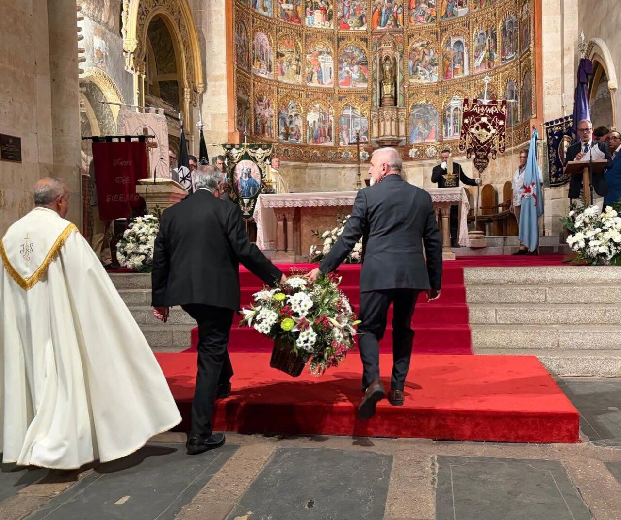 Ofrenda floral a la Virgen de la Vega durante el encuentro de cofradías en Salamanca