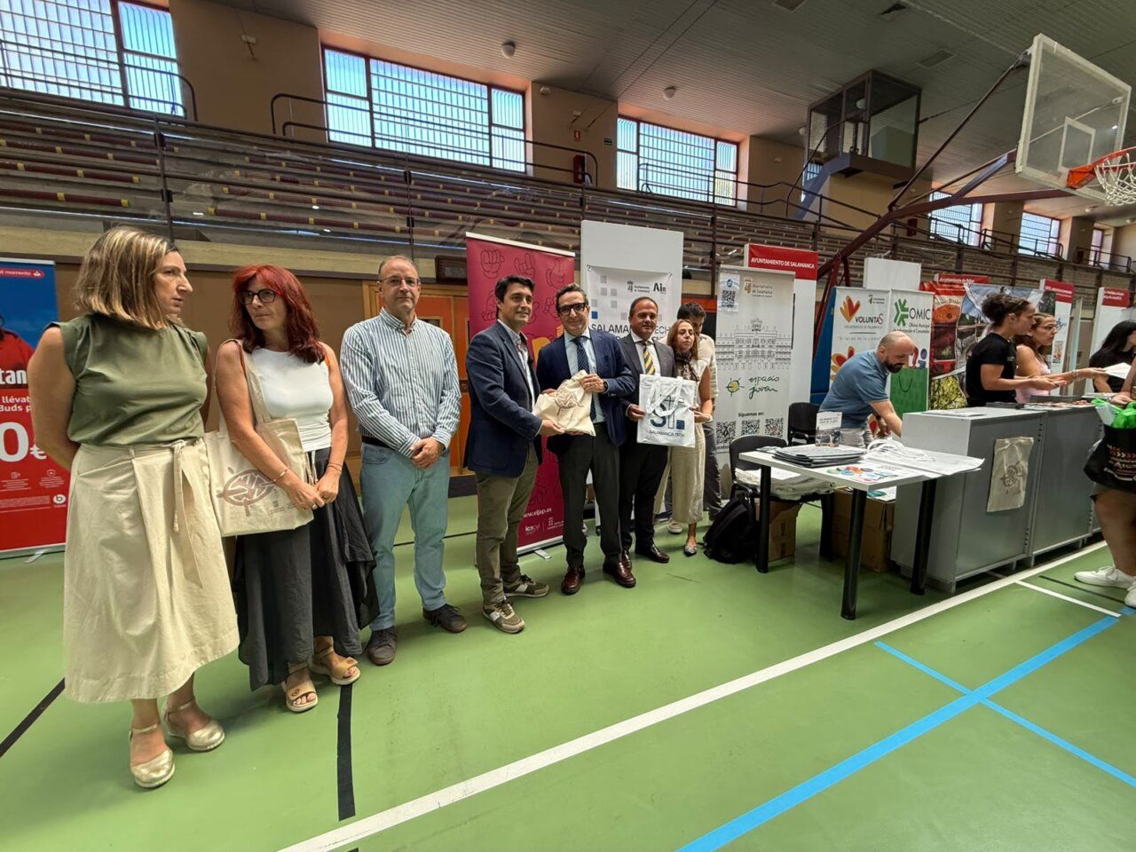Representantes del Ayuntamiento en la Feria de Bienvenida de la USAL