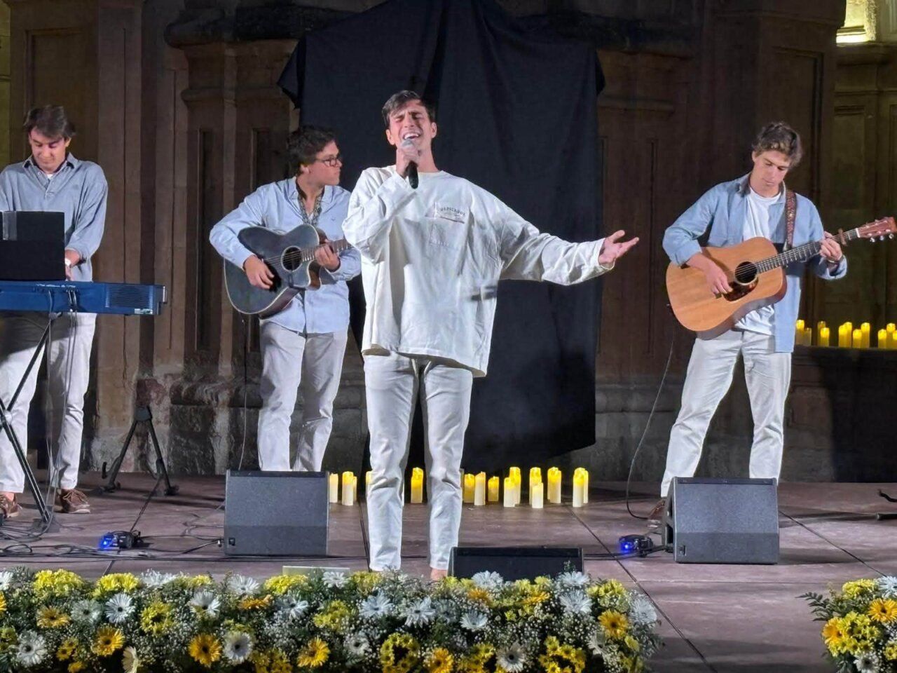 Actuación en vivo durante el evento UPSAFe en Salamanca con músicos y público.