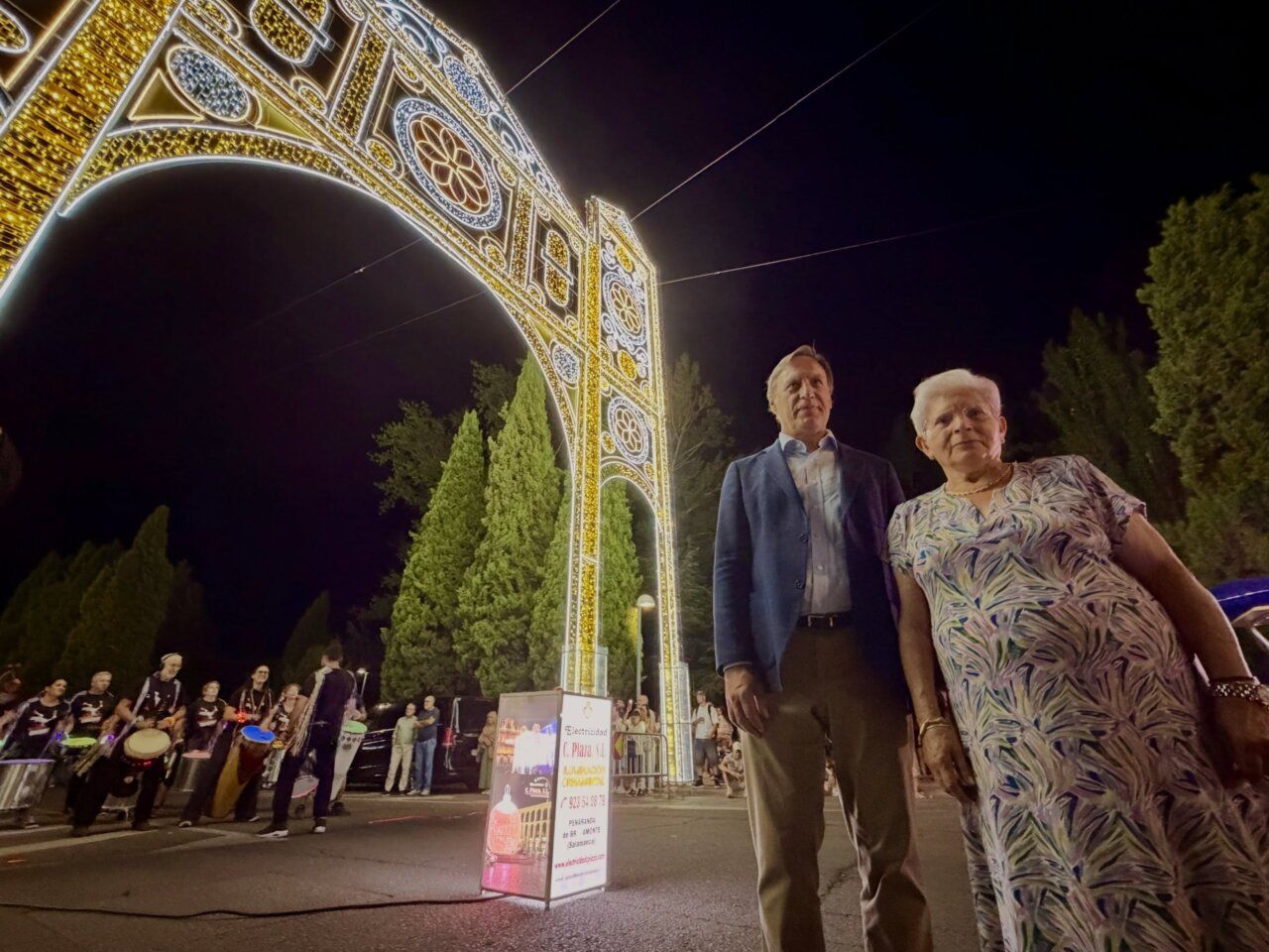 Paulina Andrés en la inauguración de las Ferias de Salamanca bajo un arco iluminado.