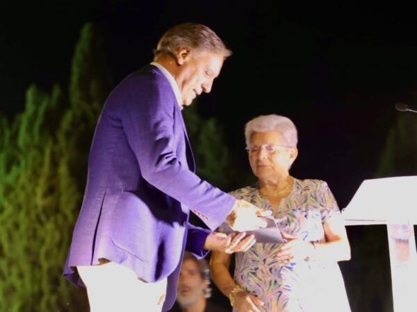 Paulina Andrés recibiendo un reconocimiento en las Ferias de Salamanca
