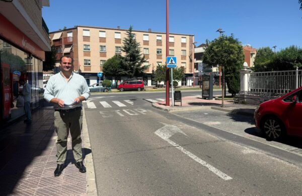 Hombre sosteniendo documentos en una calle de Santa Marta